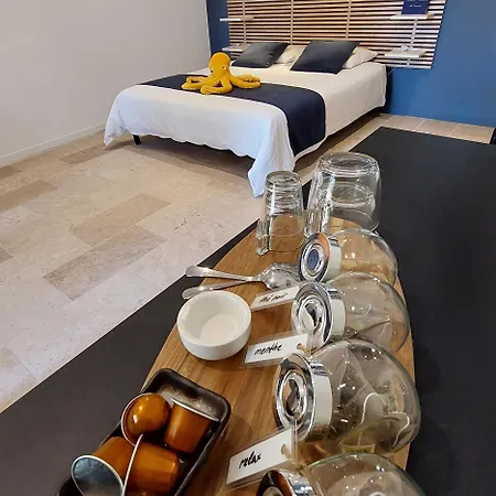 לינה וארוחת בוקר Maison Catalina 4*